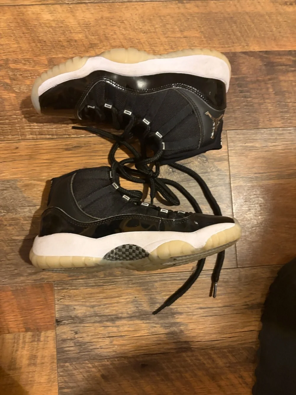 Air Jordan 11 Retro Black/White with Gum Sole Kids Size 4Y - Picture 2 of 8